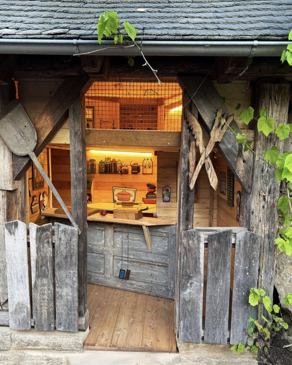 Im Steinreich gibt es handgefertigte Spielplätze